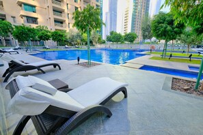 Outdoor pool, pool umbrellas, sun loungers - SIMPLY COMFORT Chic Downtown Studio Few Steps to Burj Khalifa (Dubai)