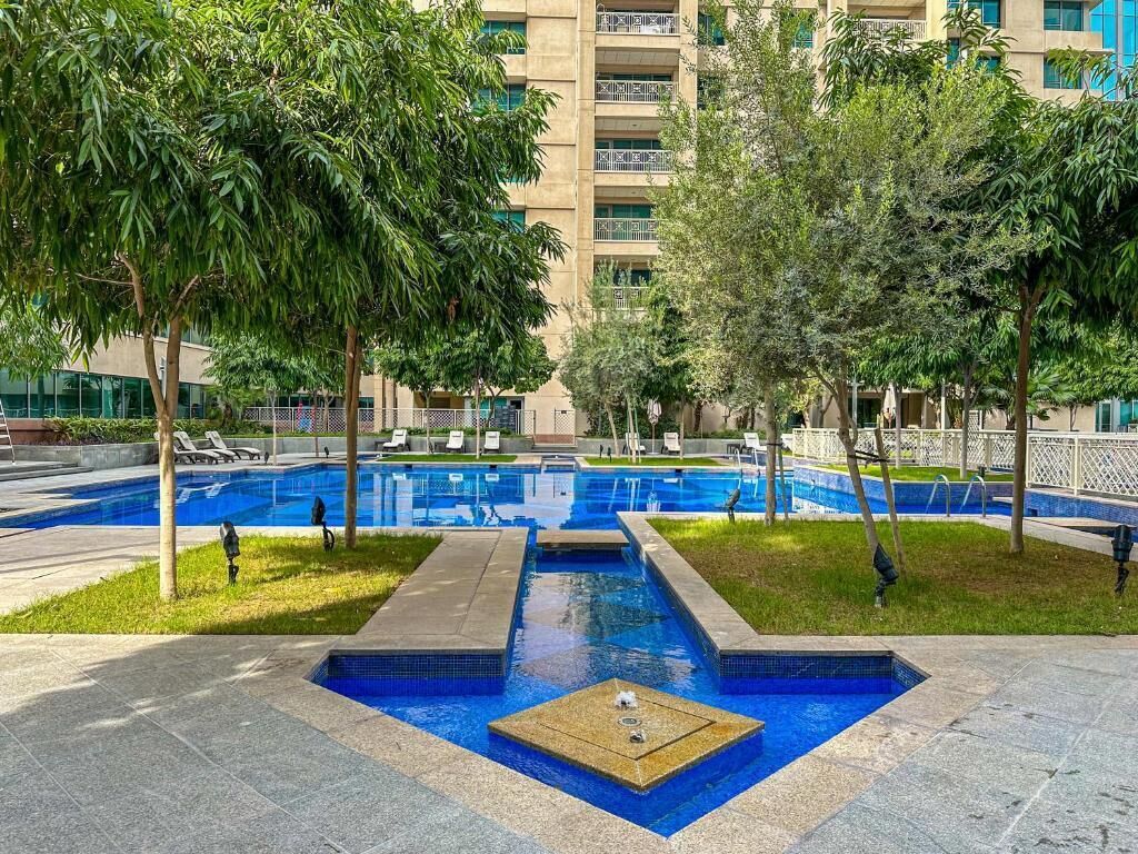 室外游泳池，池畔遮阳伞，日光浴躺椅