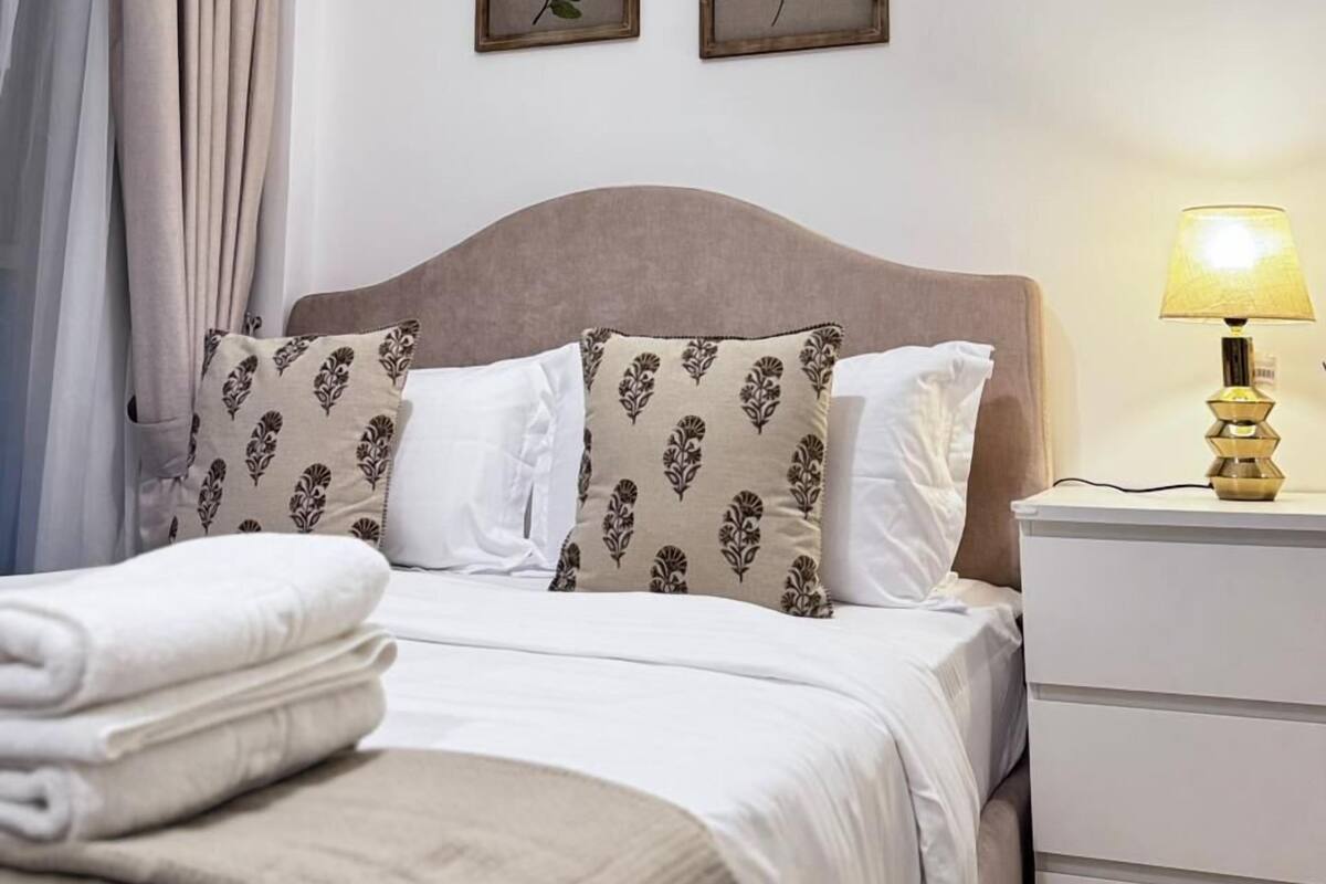 Estudio superior, vistas a la ciudad | Cortinas opacas, tabla de planchar con plancha, wifi gratis