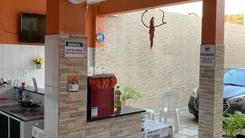 Frigorífico pequeño, microondas, placa de cocina y utensilios de cocina