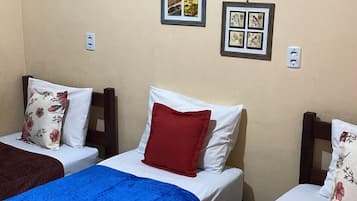 Phòng đơn | Bàn, màn/rèm cản sáng, bàn ủi/dụng cụ ủi quần áo