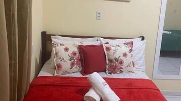 Escrivaninha, cortinas blackout, ferros/tábuas de passar roupa