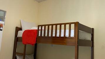 Habitación familiar doble de uso individual, balcón | Escritorio, cortinas opacas, tabla de planchar con plancha y wifi gratis