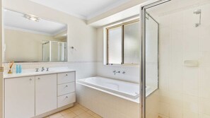 Shower, towels - Davali at Mogo 20 acres of private riverfront wilderness (Mogo)