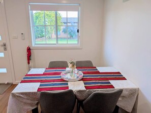 Apartment, 2 Schlafzimmer, Terrasse | Esszimmer