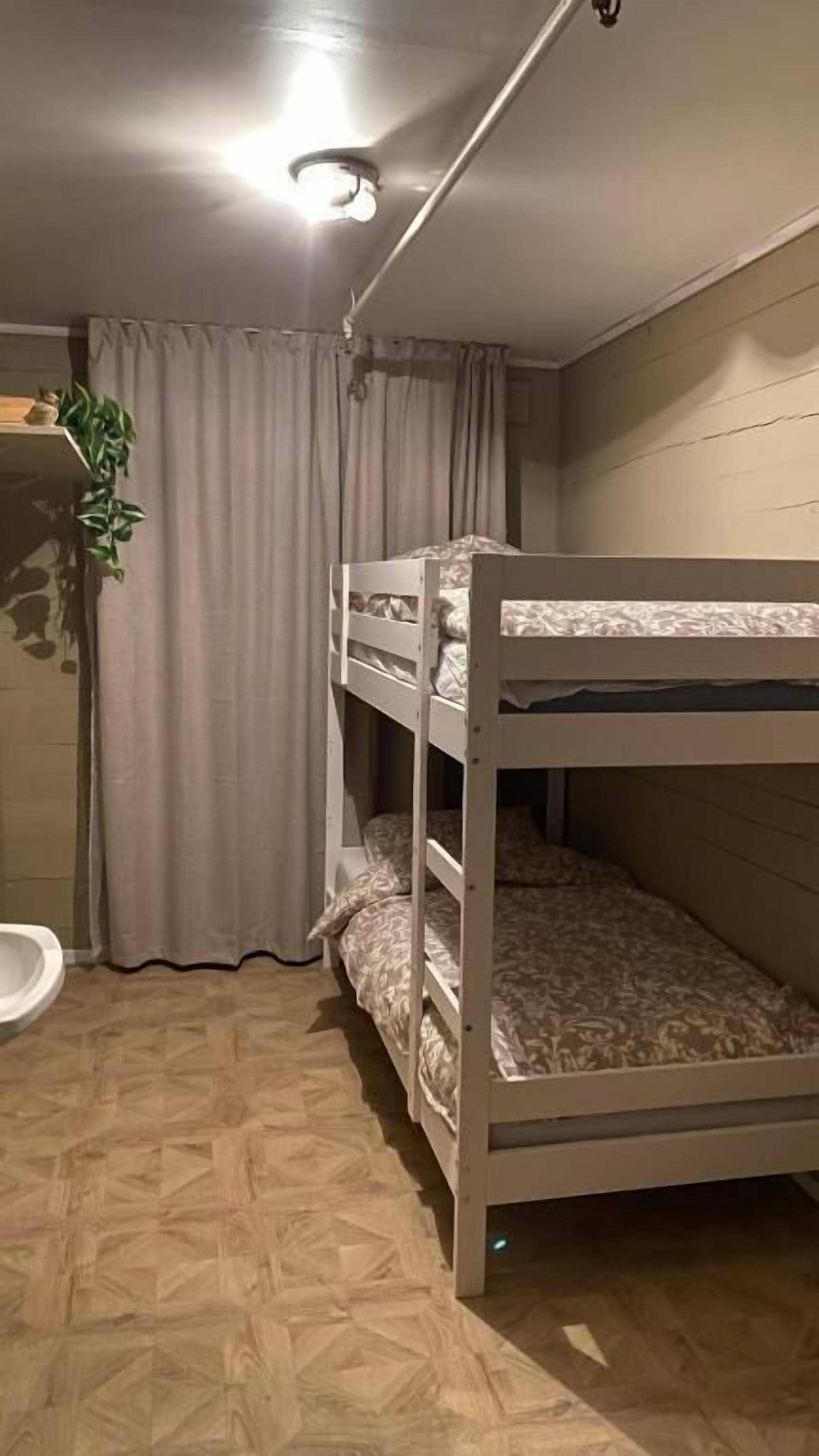 Kannettavalle tietokoneelle sopiva työtila, ilmainen Wi-Fi