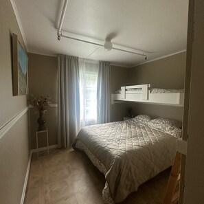 Triple Room, Mountain View | Laptop workspace, free WiFi