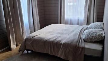 Villa, fjellutsikt | Skrivebord for bærbar PC, wi-fi (inkludert) og sengetøy