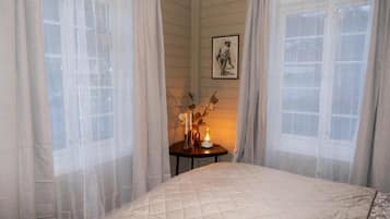 Skrivebord for bærbar PC, wi-fi (inkludert) og sengetøy