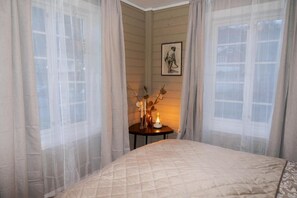 Laptop workspace, free WiFi, bed sheets