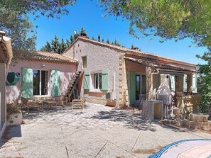 Exterior - House in Aramon, a pretty village in the Gard, in the hills overlooking the Rhone (Aramon)