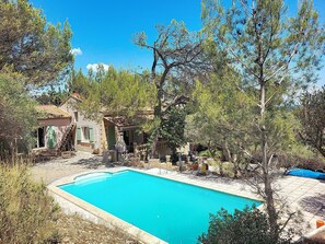 Pool - House in Aramon, a pretty village in the Gard, in the hills overlooking the Rhone (Aramon)