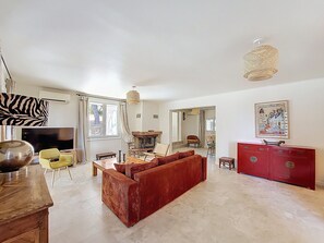 TV, fireplace - House in Aramon, a pretty village in the Gard, in the hills overlooking the Rhone (Aramon)