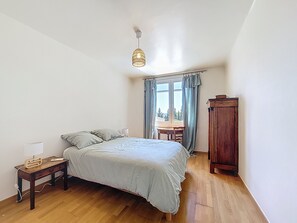 3 bedrooms, iron/ironing board, Internet, bed sheets - House in Aramon, a pretty village in the Gard, in the hills overlooking the Rhone (Aramon)