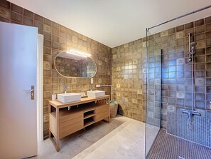 Shower, hair dryer, towels - House in Aramon, a pretty village in the Gard, in the hills overlooking the Rhone (Aramon)