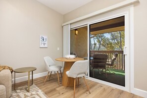 Outdoor dining - Boardwalk Treehouse- La Jolla Monthly Rental Near Beaches, Torrey Pines, UCSD (La Jolla)