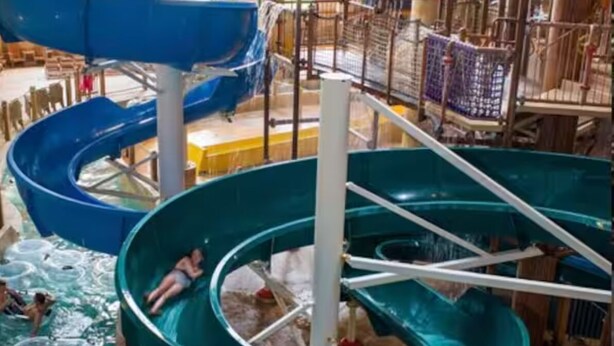 Un parc aquatique doté de nombreux toboggans et de plusieurs piscines.