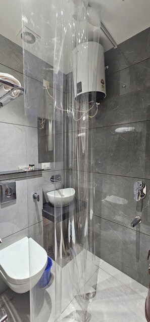 خف للقدمين، مناشف، صابون، شامبو