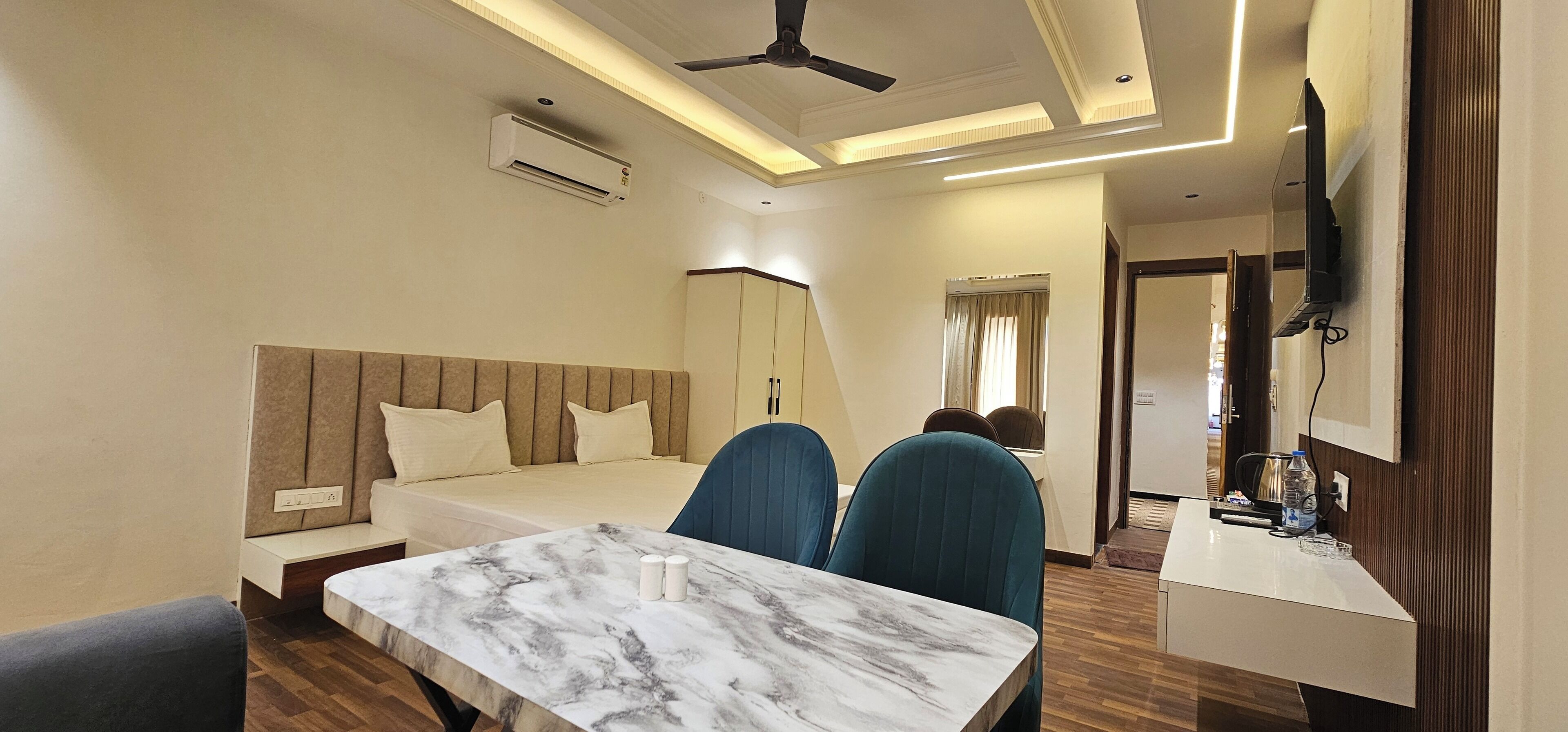 Classic Suite, City View | In-room dining