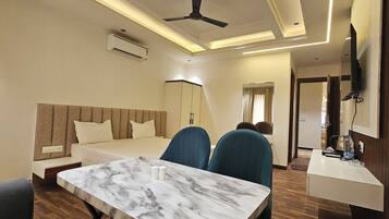 Klassieke suite, uitzicht op de stad | Dineren op de kamer