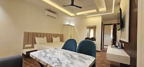 Classic Suite, City View | In-room dining