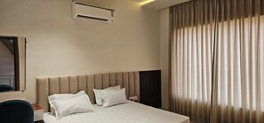 Desk, laptop workspace, iron/ironing board, free WiFi - Hotel Sharanga (Hisar)