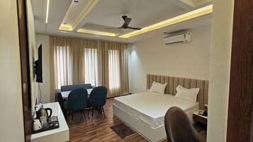 Suite Classic, vista città | Una scrivania, postazione laptop, ferro/asse da stiro, Wi-Fi gratuito