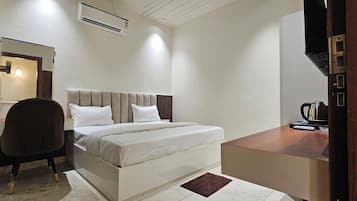 Quarto casal luxo | Escrivaninha, espaço de trabalho para notebook