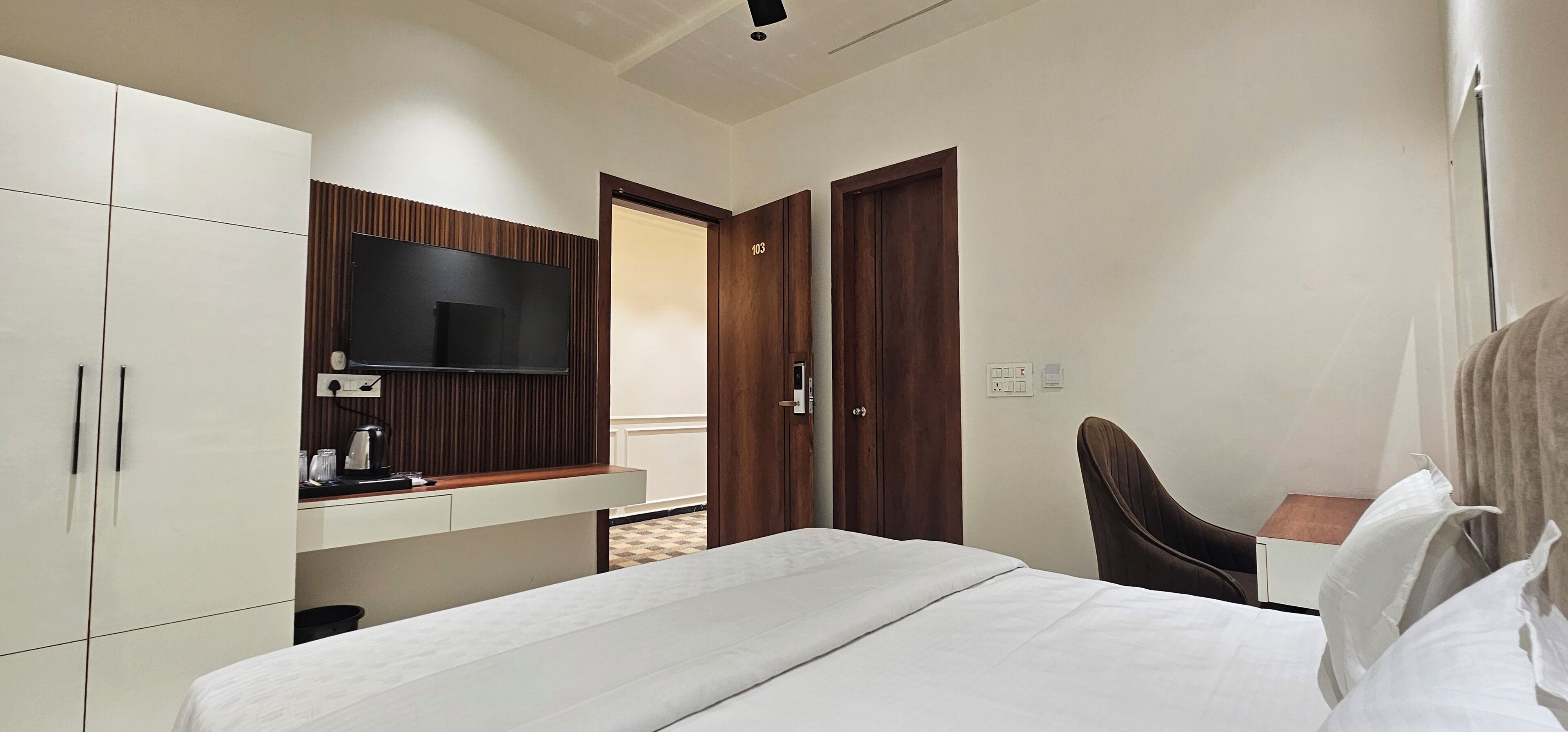 ห้องดีลักซ์ดับเบิล | โต๊ะทำงาน, พื้นที่ทำงานแบบใช้แล็ปท็อป, เตารีด/โต๊ะรีดผ้า, Wi-Fi ฟรี