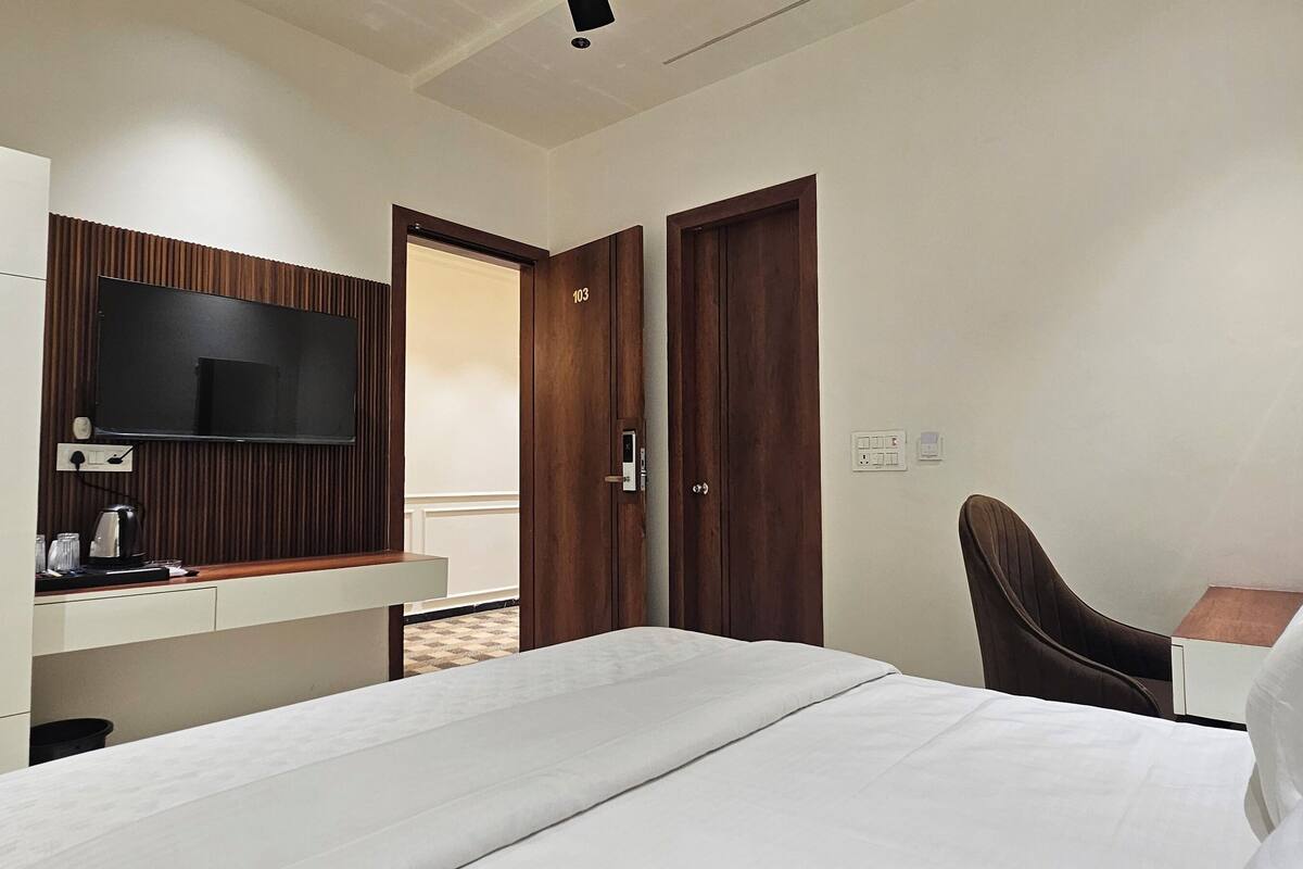 غرفة ديلوكس مزدوجة | مكتب ومساحة عمل للكمبيوتر المحمول ومكواة/لوح كي وواي فاي مجانًا