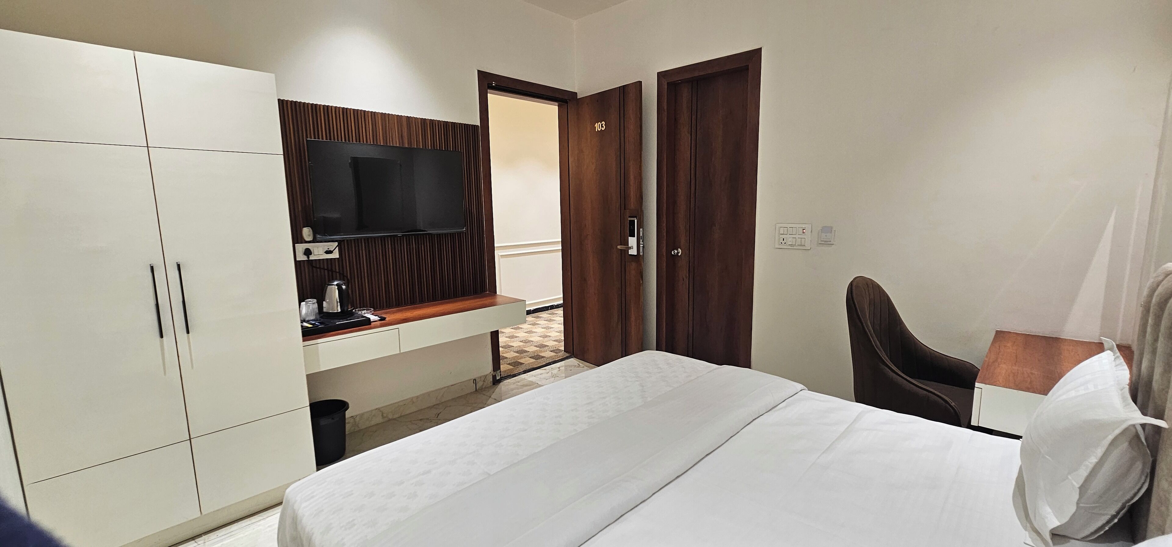 Deluxe Double Room | Desk, laptop workspace, iron/ironing board, WiFi (free)