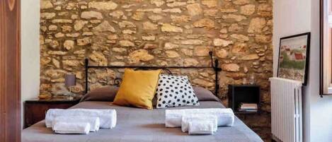 1 slaapkamer, een strijkplank/strijkijzer, wifi, beddengoed