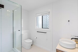 Căn hộ, 2 phòng ngủ, ban công | Phòng tắm | Buồng tắm vòi sen, vòi sen phun mưa 