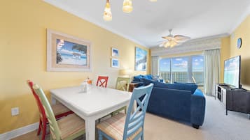 Kondominium Khas, 2 kamar tidur, balkon, pemandangan pantai | Makan di kamar