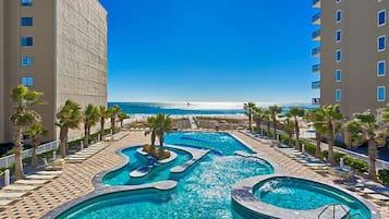 Kolam renang indoor dan kolam renang outdoor