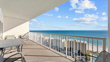 Condo com design assinado, 2 quartos, sacada, vista para a praia | Sacada