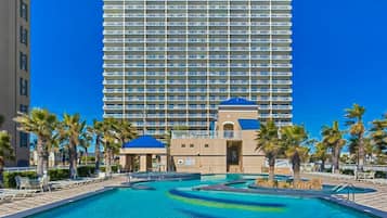 Kolam renang indoor dan kolam renang outdoor