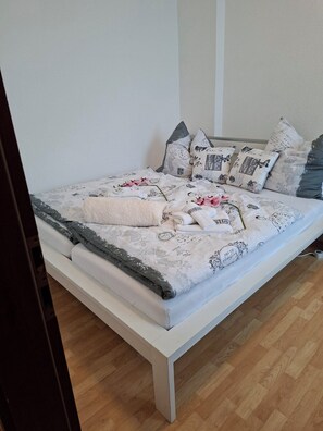 1 室のベッドルーム、WiFi、ベッドシーツ