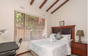 House, 2 Bedrooms, Accessible, Terrace - Birdsong in Sandton and Charming Townhouse Retreat (Johannesburg)