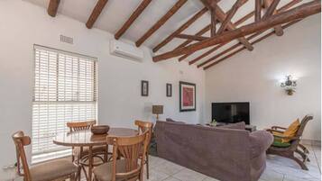 Rumah, 2 kamar tidur, akses difabel, teras | Ruang keluarga