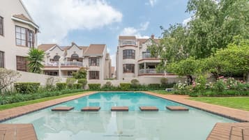 Apartamento, 2 quartos, sacada, vista para o jardim | Piscina | Piscina externa