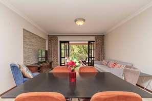 Appartement, 2 chambres, balcon, vue jardin | Salle à manger