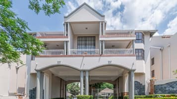 Apartamento, 2 quartos, sacada, vista para o jardim | Fachada