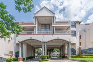 Apartamento, 2 quartos, sacada, vista para o jardim | Fachada