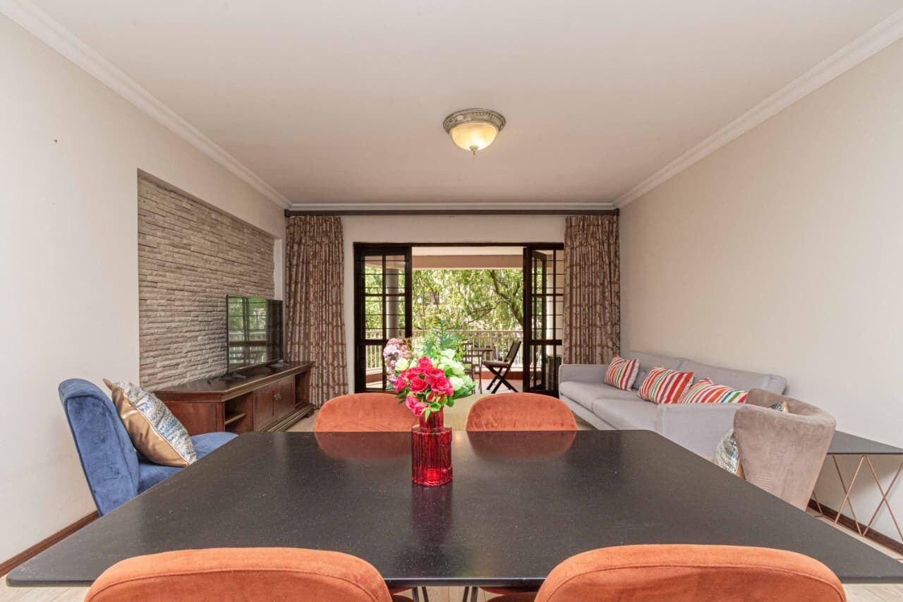 Apartamento, 2 quartos, sacada, vista para o jardim | Sala de jantar