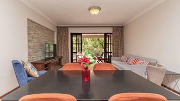 Apartamento, 2 quartos, sacada, vista para o jardim | Sala de jantar