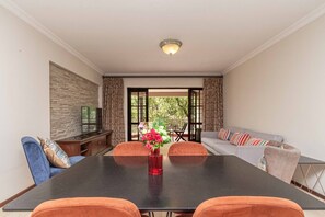 Apartamento, 2 quartos, sacada, vista para o jardim | Sala de jantar