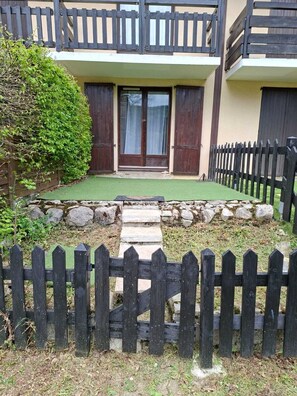 المنطقة المحيطة بالمنشأة