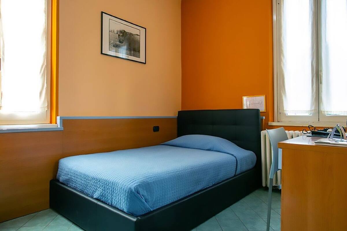 Single Room | In-room safe, blackout drapes, WiFi (free)