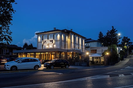 Facciata della struttura. Hotel La Quercia